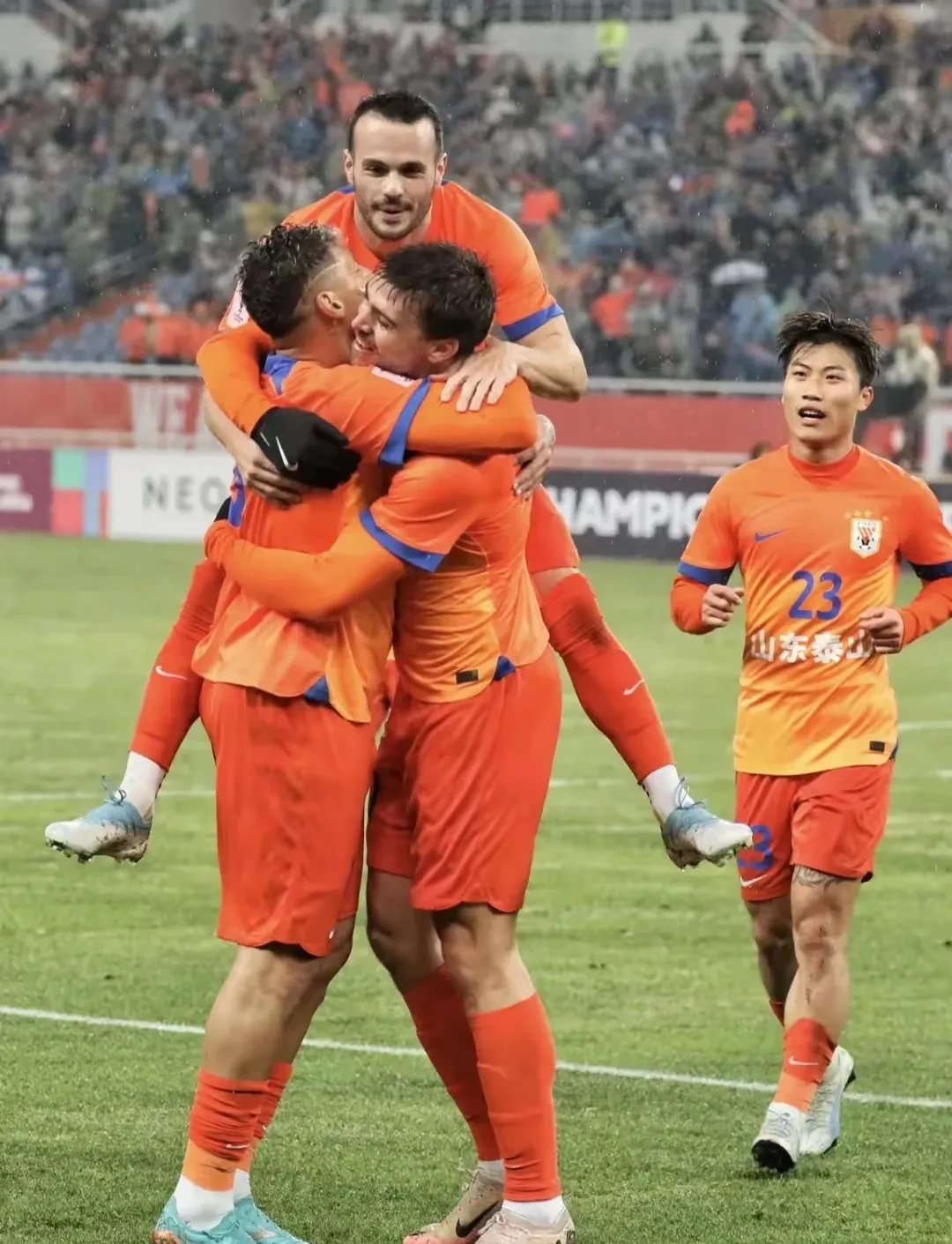 球员信息关于山东泰山迎欧篮联关键赛；冲刺阶段内部沟通；媒体盛赞；阵容厚度经受考验的信息